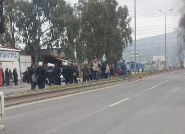 Πεδίο «μάχης» ο Ασπρόπυργος – Συμπλοκή Ρομά με αστυνομικούς – Δείτε εικόνες